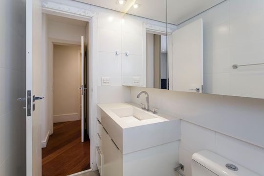 Comprar apartamento com 3 quartos, 1 suíte, garden, academia, churrasqueira e piscina no condomínio. — Banheiro da Suíte