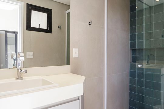 Comprar apartamento com 3 quartos, 1 suíte, garden, academia, churrasqueira e piscina no condomínio. — Banheiro Social