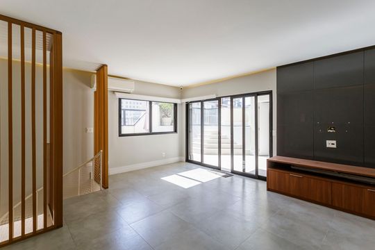 Comprar apartamento com 3 quartos, 1 suíte, garden, academia, churrasqueira e piscina no condomínio. — Sala de TV