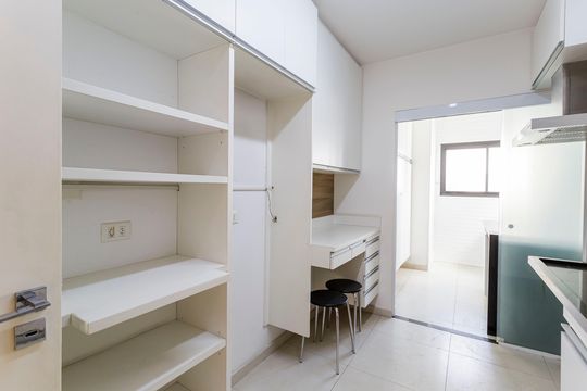Comprar apartamento com 3 quartos, 1 suíte, garden, academia, churrasqueira e piscina no condomínio. — Cozinha