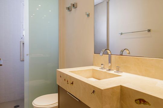 Comprar apartamento com 3 quartos, 1 suíte, garden, academia, churrasqueira e piscina no condomínio. — Banheiro Social