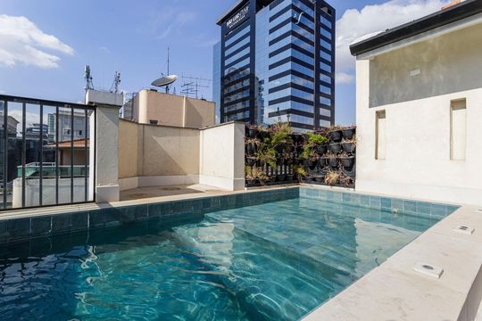 Comprar apartamento com 3 quartos, 1 suíte, garden, academia, churrasqueira e piscina no condomínio. — Piscina