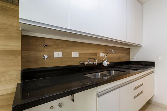 Comprar apartamento com 3 quartos, 1 suíte, garden, academia, churrasqueira e piscina no condomínio. — Cozinha