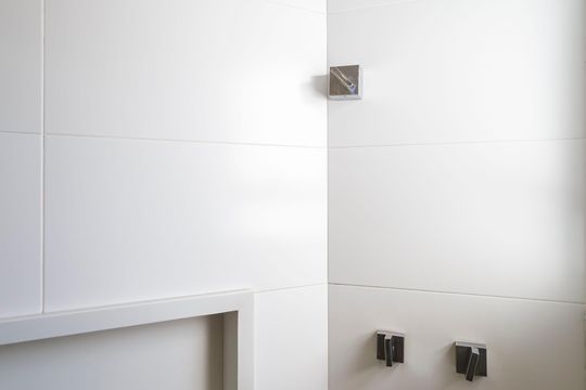 Comprar apartamento com 3 quartos, 1 suíte, garden, academia, churrasqueira e piscina no condomínio. — Banheiro da Suíte