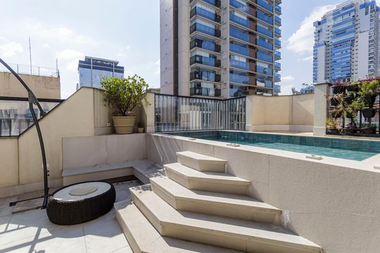 Comprar apartamento com 3 quartos, 1 suíte, garden, academia, churrasqueira e piscina no condomínio. — Piscina
