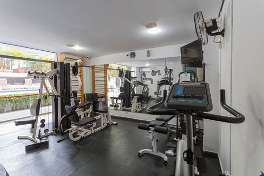 Comprar apartamento com 3 quartos, 1 suíte, garden, academia, churrasqueira e piscina no condomínio. — Área comum - Academia