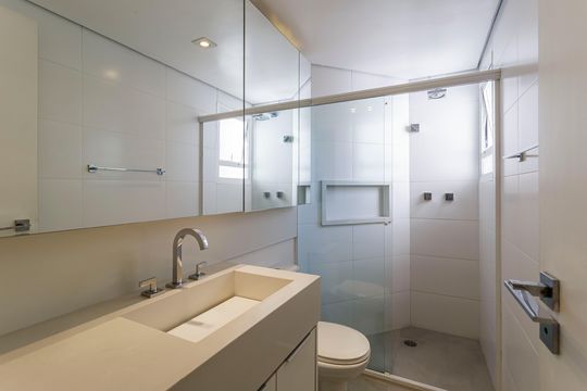 Comprar apartamento com 3 quartos, 1 suíte, garden, academia, churrasqueira e piscina no condomínio. — Banheiro da Suíte