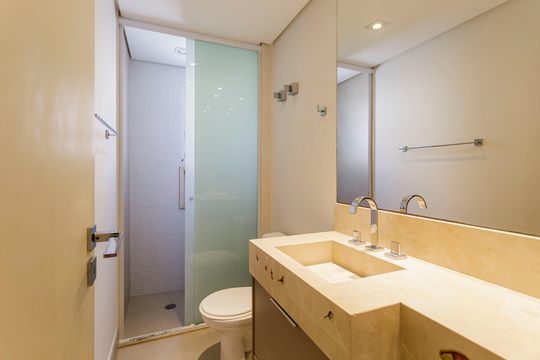Comprar apartamento com 3 quartos, 1 suíte, garden, academia, churrasqueira e piscina no condomínio. — Banheiro Social