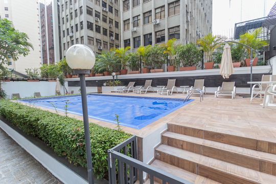 Comprar apartamento com 3 quartos, 1 suíte, garden, academia, churrasqueira e piscina no condomínio. — Área comum - Piscina