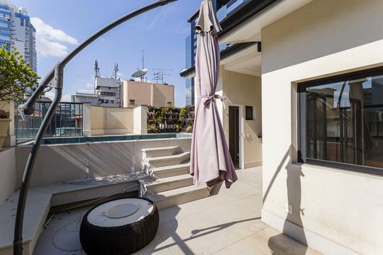 Comprar apartamento com 3 quartos, 1 suíte, garden, academia, churrasqueira e piscina no condomínio. — Piscina