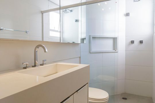 Comprar apartamento com 3 quartos, 1 suíte, garden, academia, churrasqueira e piscina no condomínio. — Banheiro da Suíte