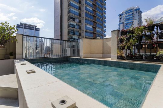 Comprar apartamento com 3 quartos, 1 suíte, garden, academia, churrasqueira e piscina no condomínio. — Piscina