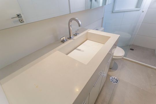 Comprar apartamento com 3 quartos, 1 suíte, garden, academia, churrasqueira e piscina no condomínio. — Banheiro da Suíte