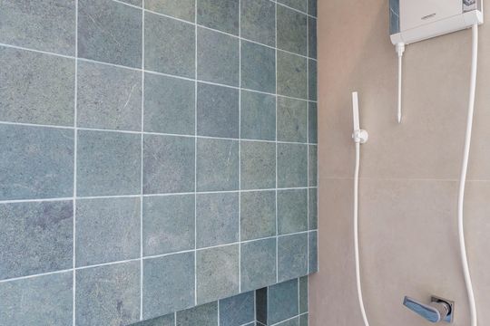 Comprar apartamento com 3 quartos, 1 suíte, garden, academia, churrasqueira e piscina no condomínio. — Banheiro Social