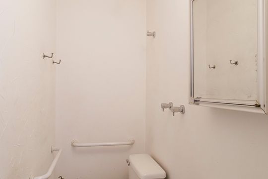 Comprar apartamento com 3 quartos, 1 suíte, garden, academia, churrasqueira e piscina no condomínio. — Banheiro de serviço