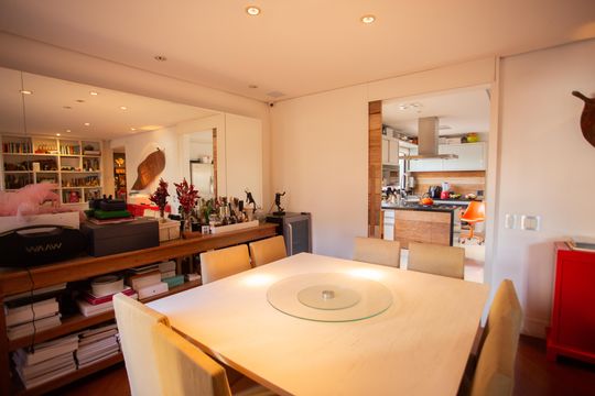 Apartamento em Perdizes com 4 quartos, varanda e mobiliado. Excelente compra! — Sala