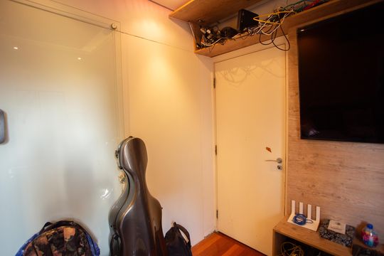 Apartamento em Perdizes com 4 quartos, varanda e mobiliado. Excelente compra! — Escritório