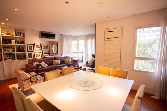 Apartamento em Perdizes com 4 quartos, varanda e mobiliado. Excelente compra! — Sala