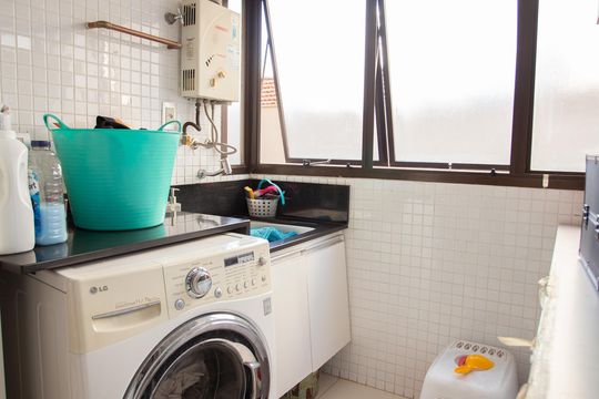 Apartamento em Perdizes com 4 quartos, varanda e mobiliado. Excelente compra! — Área de Serviço