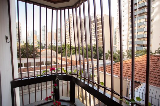 Apartamento em Perdizes com 4 quartos, varanda e mobiliado. Excelente compra! — Varanda da Suíte