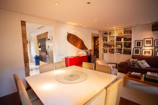 Apartamento em Perdizes com 4 quartos, varanda e mobiliado. Excelente compra! — Sala