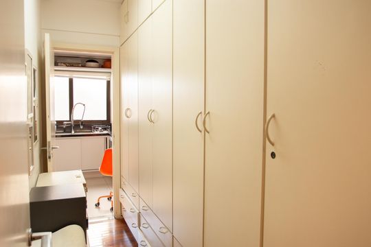 Apartamento em Perdizes com 4 quartos, varanda e mobiliado. Excelente compra! — Corredor