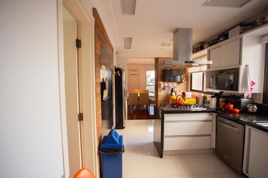 Apartamento em Perdizes com 4 quartos, varanda e mobiliado. Excelente compra! — Cozinha