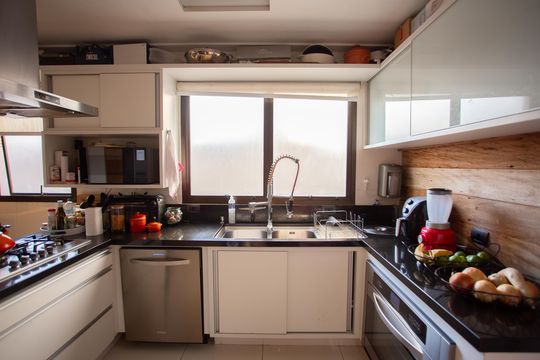 Apartamento em Perdizes com 4 quartos, varanda e mobiliado. Excelente compra! — Cozinha