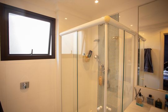 Apartamento em Perdizes com 4 quartos, varanda e mobiliado. Excelente compra! — Banheiro da Suíte 2