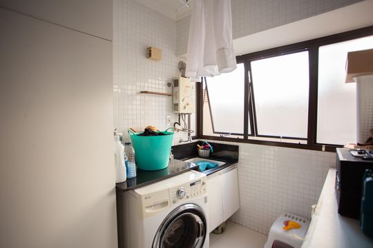 Apartamento em Perdizes com 4 quartos, varanda e mobiliado. Excelente compra! — Área de Serviço