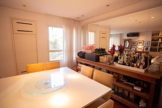 Apartamento em Perdizes com 4 quartos, varanda e mobiliado. Excelente compra! — Sala
