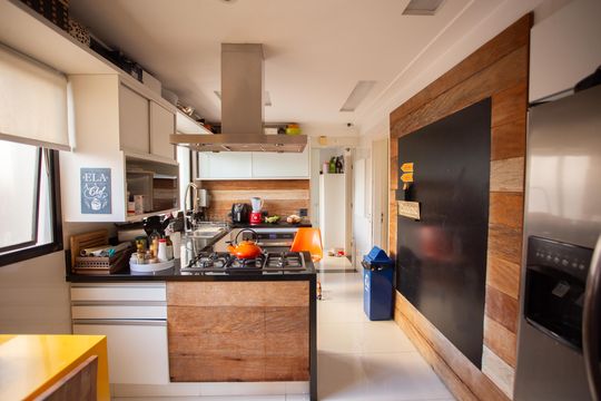 Apartamento em Perdizes com 4 quartos, varanda e mobiliado. Excelente compra! — Cozinha