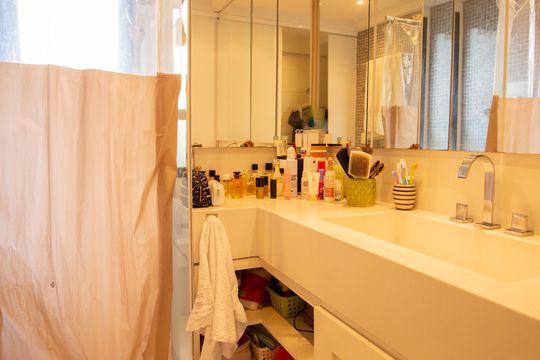 Apartamento em Perdizes com 4 quartos, varanda e mobiliado. Excelente compra! — Banheiro da Suíte