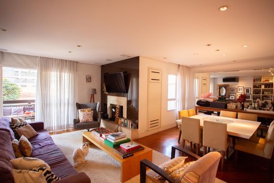 Apartamento em Perdizes com 4 quartos, varanda e mobiliado. Excelente compra! — Sala