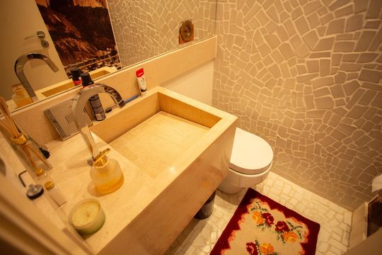 Apartamento em Perdizes com 4 quartos, varanda e mobiliado. Excelente compra! — Lavabo
