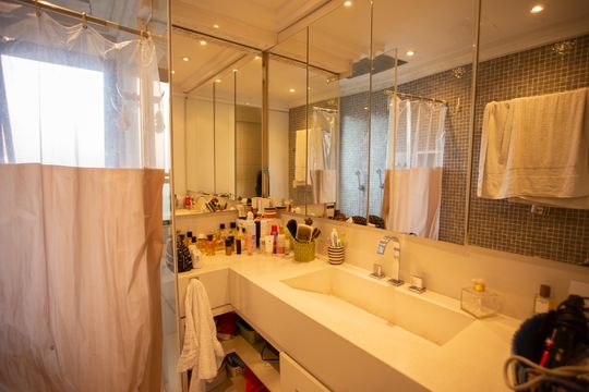 Apartamento em Perdizes com 4 quartos, varanda e mobiliado. Excelente compra! — Banheiro da Suíte