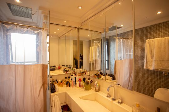 Apartamento em Perdizes com 4 quartos, varanda e mobiliado. Excelente compra! — Banheiro da Suíte