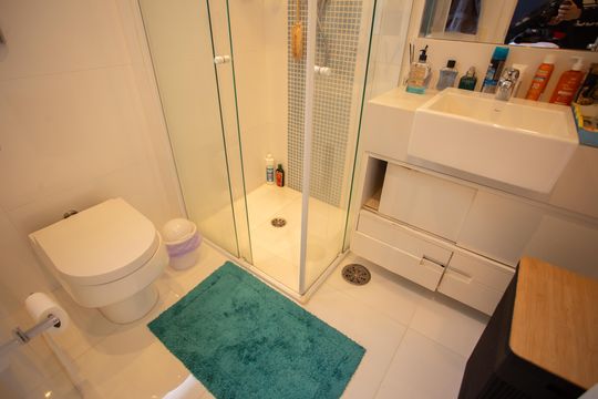 Apartamento em Perdizes com 4 quartos, varanda e mobiliado. Excelente compra! — Banheiro da Suíte 2