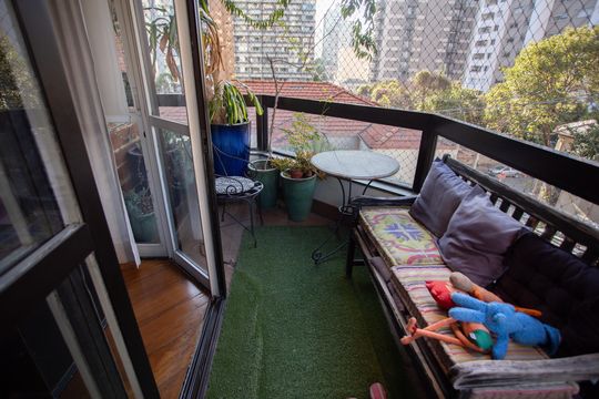 Apartamento em Perdizes com 4 quartos, varanda e mobiliado. Excelente compra! — Varanda da Sala