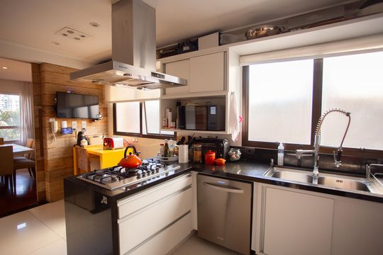 Apartamento em Perdizes com 4 quartos, varanda e mobiliado. Excelente compra! — Cozinha