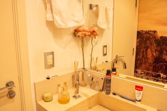 Apartamento em Perdizes com 4 quartos, varanda e mobiliado. Excelente compra! — Lavabo
