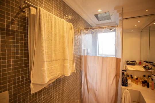 Apartamento em Perdizes com 4 quartos, varanda e mobiliado. Excelente compra! — Banheiro da Suíte
