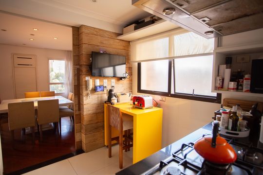 Apartamento em Perdizes com 4 quartos, varanda e mobiliado. Excelente compra! — Cozinha