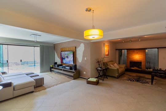 Casa no Brooklin, 3 quartos, 2 suítes, churrasqueira no condomínio, para comprar. — Sala de Tv
