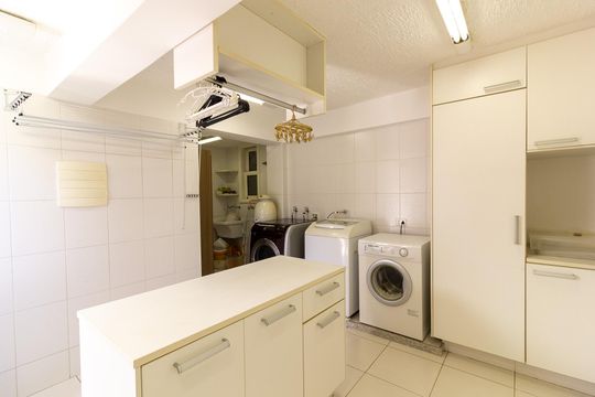 Casa no Brooklin, 3 quartos, 2 suítes, churrasqueira no condomínio, para comprar. — Área de Serviço