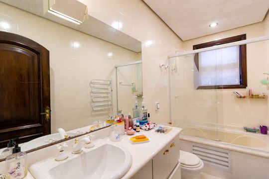 Casa no Brooklin, 3 quartos, 2 suítes, churrasqueira no condomínio, para comprar. — Banheiro da Suíte 2