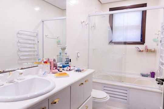 Casa no Brooklin, 3 quartos, 2 suítes, churrasqueira no condomínio, para comprar. — Banheiro da Suíte 2