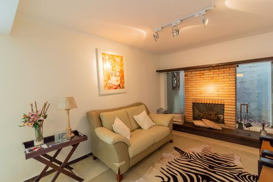 Casa no Brooklin, 3 quartos, 2 suítes, churrasqueira no condomínio, para comprar. — Sala 2