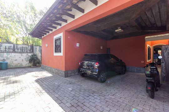 Casa no Brooklin, 3 quartos, 2 suítes, churrasqueira no condomínio, para comprar. — Garagem