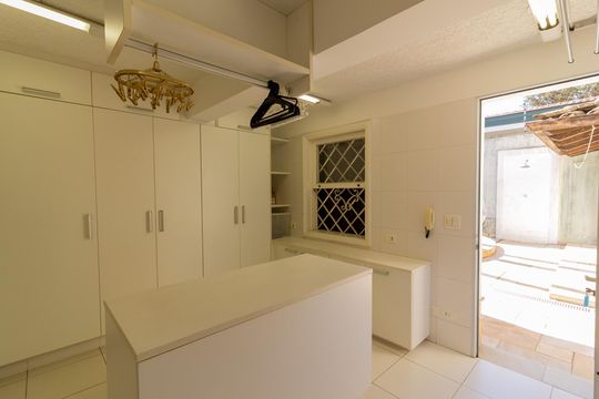 Casa no Brooklin, 3 quartos, 2 suítes, churrasqueira no condomínio, para comprar. — Área de Serviço